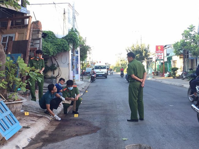 Ông bán nước dừa bị nhóm 6 côn đồ chém trọng thương