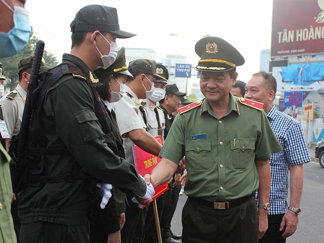 Cảnh sát vũ trang triển khai việc bảo vệ sân bay Tân Sơn Nhất