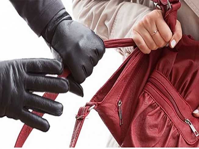 Bị giật túi xách, xịt hơi cay vào mặt trên đường Trường Sa