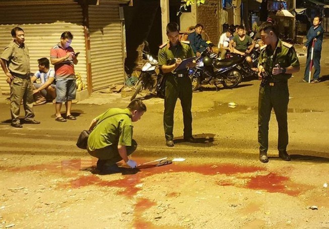 Giang hồ vào quán nhậu chém gần lìa tay khách ở quận 12