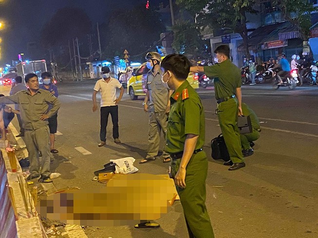 2 thanh niên giật túi xách tông xe khi bỏ chạy, 1 người chết