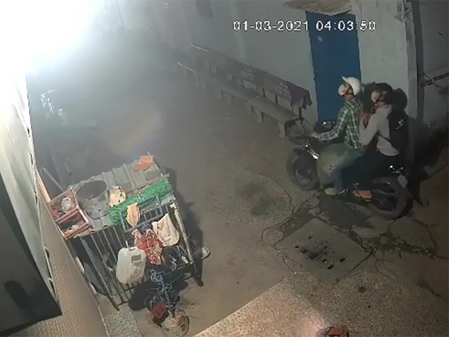 Thản nhiên dùng chĩa chích điện bắn chó ở Củ Chi