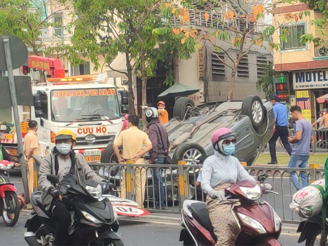 Ô tô lật ngửa sau khi tông biển báo, tài xế may mắn bị xây xát