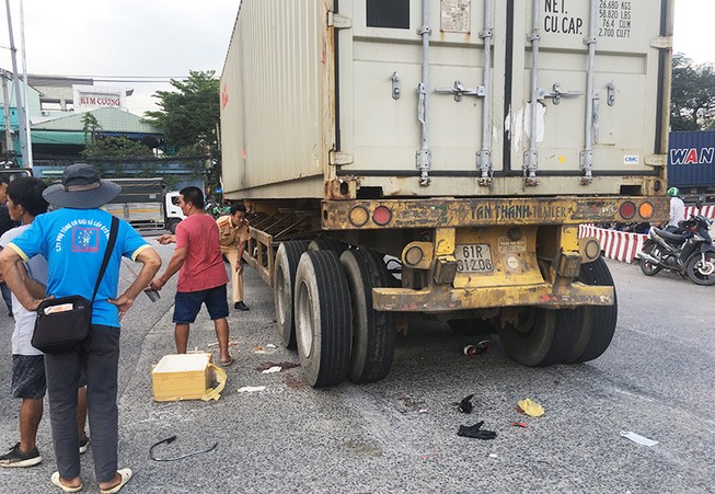 Hai vợ chồng ngã vào bánh container, người vợ thiệt mạng