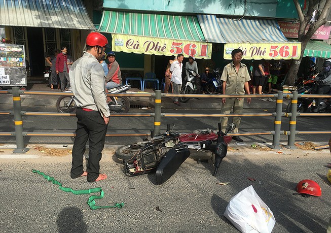 2 thanh niên tông gãy dải phân cách trên đường Hoàng Sa