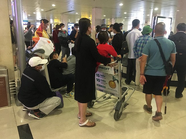 Sân bay Tân Sơn Nhất bắt đầu đông đúc sau kỳ nghỉ tết