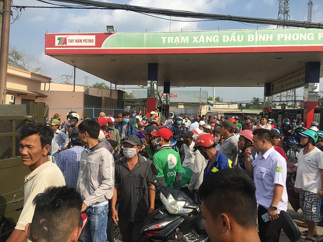 Vẫn rất đông người theo dõi ở khu vực Tuấn 'khỉ' bị tiêu diệt