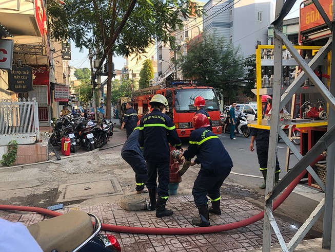 Cháy nhà dân trong hẻm sâu ở quận Phú Nhuận