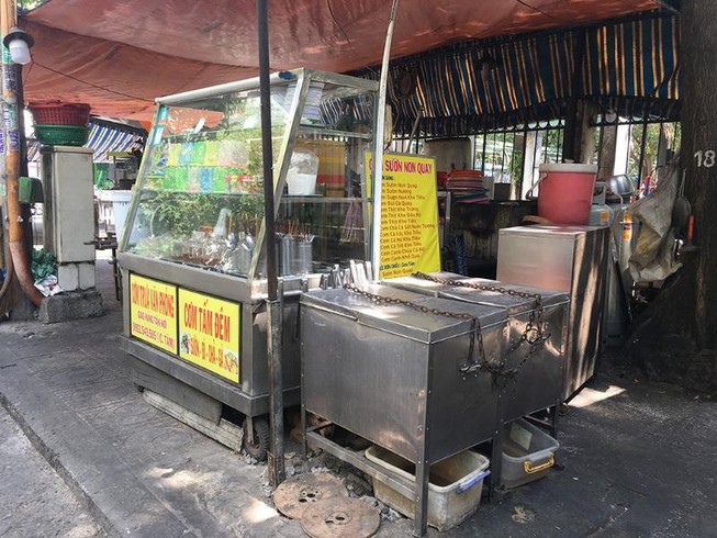 Hàng quán quanh chung cư Hòa Bình đóng cửa vì cách ly