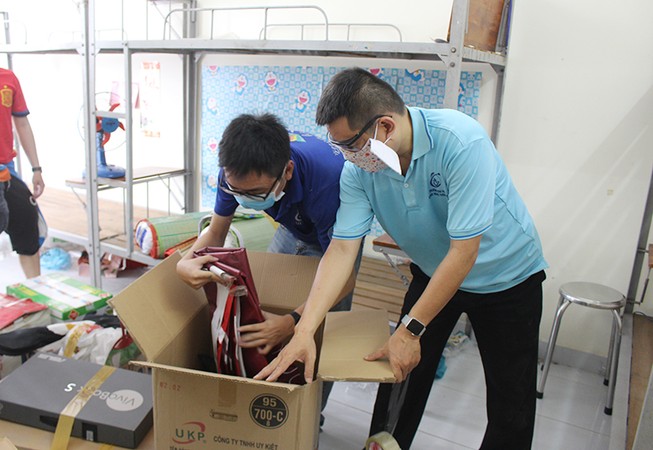 Giảng viên, sinh viên tình nguyện dọn KTX, đón người cách ly