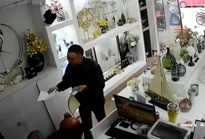 Giả bán sim rồi vào cửa hàng trộm điện thoại
