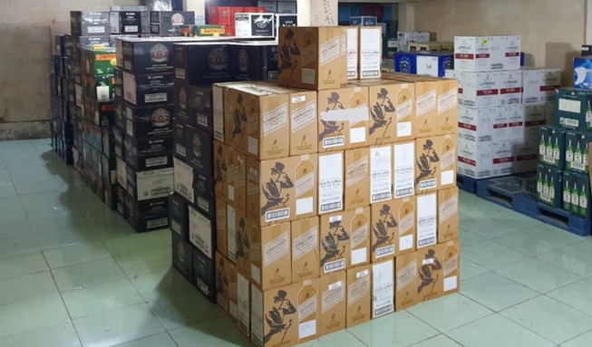Hơn 3.900 chai rượu (khoảng 750 thùng) không có hoá đơn chứng từ, không có tem nhãn. ẢNh: H.T