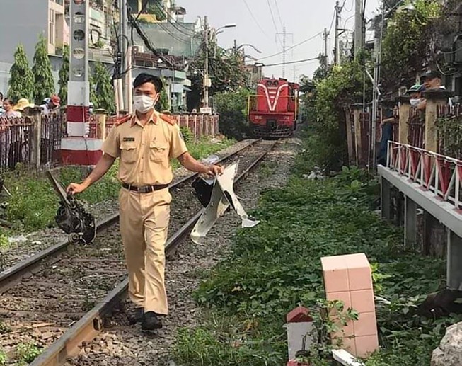 Nam thanh niên giao hàng bị tàu hoả tông ở Phú Nhuận