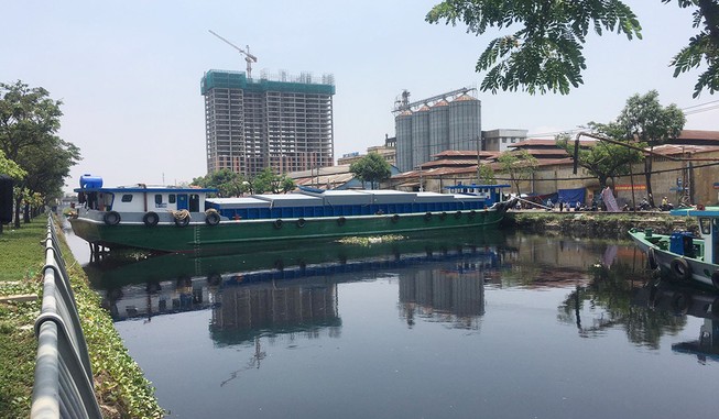 Sà lan mất lái, bít ngang kênh Tàu Hũ gần 9 tiếng đồng hồ