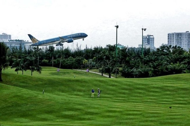 Dự án sân golf trong khu vực Tân Sơn Nhất đang sử dụng đất quốc phòng kết hợp làm kinh tế. Ảnh: nhadautu.vn