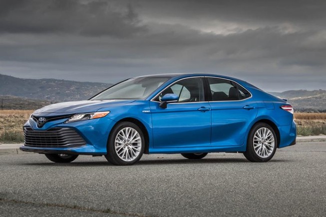 Toyota đang bán Camry với giá cực rẻ, chưa đầy 700 triệu đồng