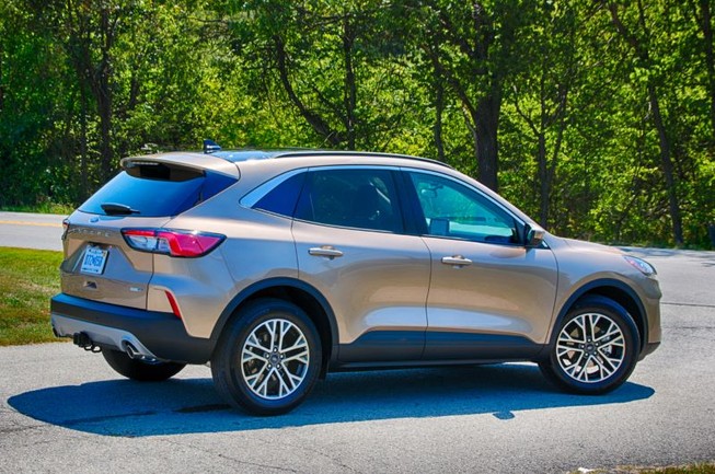 Ford Escape dừng sản xuất chỉ vì một thiết bị nhỏ