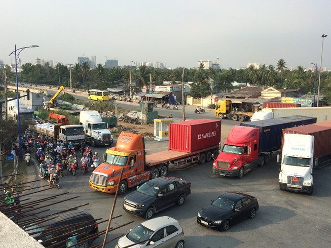 Hầm vừa thông, vòng xoay Mỹ Thủy vẫn kẹt xe