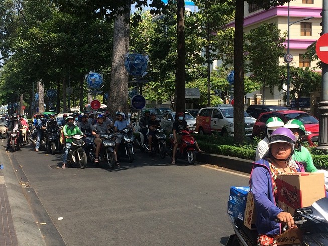 Người Sài Gòn chống chọi cái nắng đầu mùa
