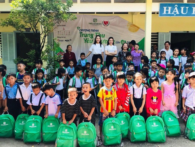 Hoa khôi và á khôi áo dài Việt Nam về miền Tây vui trung thu