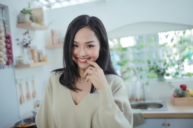Miu Lê siêu đáng yêu bên cạnh bạn diễn cho hit mới