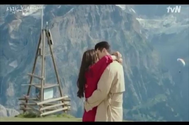 Cặp đôi Hyun Bin và Son Ye Jin gây tò mò với cảnh hôn nhau