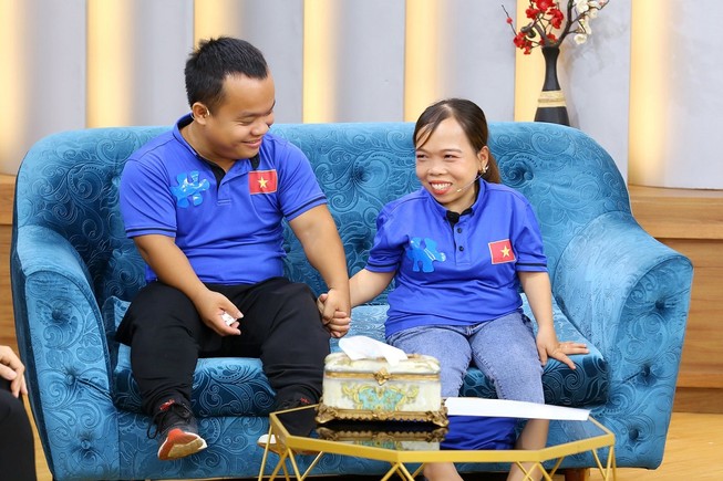 Ốc Thanh Vân nghẹn ngào vì cô gái khuyết tật nuôi con một mình