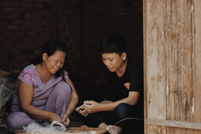 Xót xa bé trai 16 tuổi mắc bệnh viêm tuỷ nuôi người mẹ 'điên'