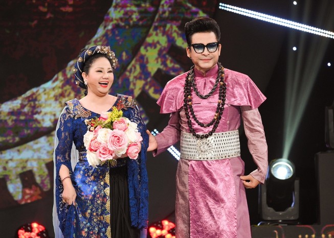 MC Thanh Bạch tự hào với quần áo 'quái dị' do mình thiết kế