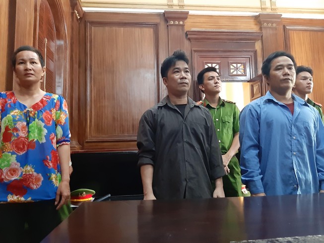 Đánh kiểm sát viên nhưng ra tòa khai chỉ 'quơ tay trúng mặt'