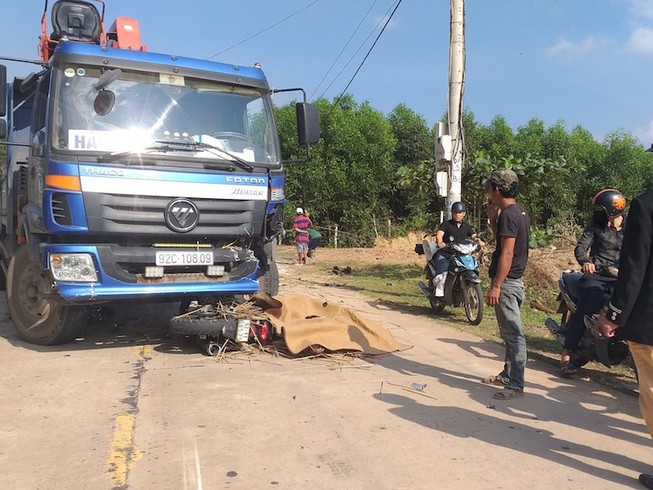 Thanh niên bị xe tải kéo lê 15 m dẫn đến tử vong