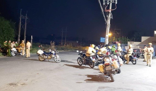 Người dân trắng đêm theo dõi vụ Tuấn 'khỉ' bị tiêu diệt