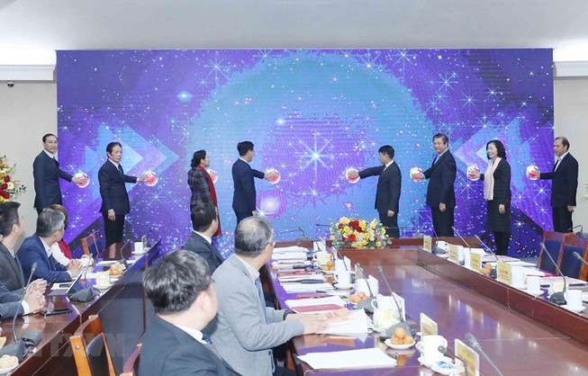 Đại biểu thực hiện nghi thức khai trương Trang Thông tin đối ngoại điện tử. Ảnh: TTXVN