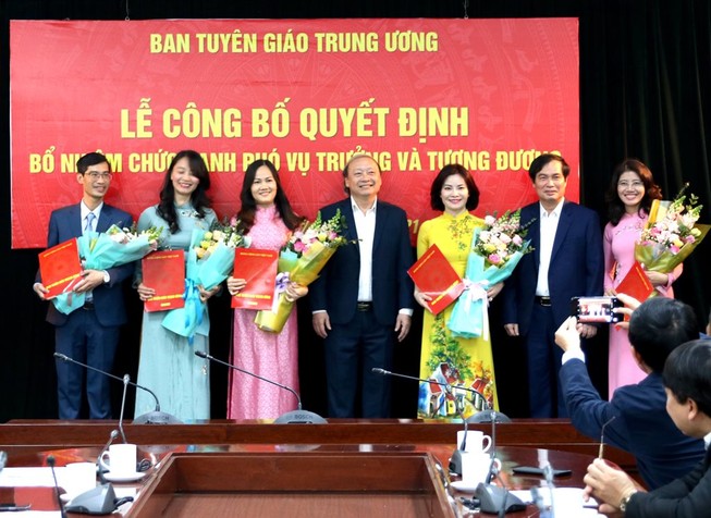 Lãnh đạo Ban Tuyên giáo Trung ương trao quyết định và chúc mừng các cán bộ được bổ nhiệm. Ảnh: VGP