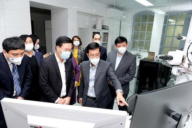 Thường trực Ban Bí thư Võ Văn Thưởng đến thăm, làm việc tại Viện Vệ sinh dịch tễ Trung ương. Ảnh: VGP