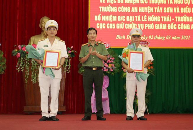 Thượng tá Ngô Cự Vinh (thứ nhất bên trái) và Đại tá Lê Hồng Thái, Trưởng Phòng Cục C05 được điều động, bổ nhiệm làm Phó giám đốc công an Bình Định. Ảnh: VGP