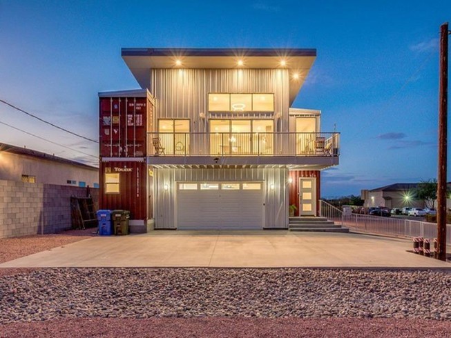 Ngôi nhà sang chảnh làm từ các thùng container rỗng