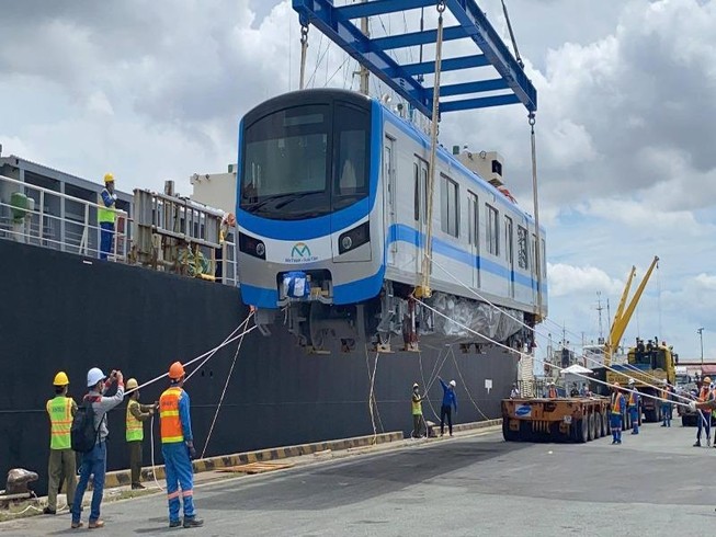 Chùm ảnh: Tàu metro số 1 chính thức lộ diện ở cảng Khánh Hội