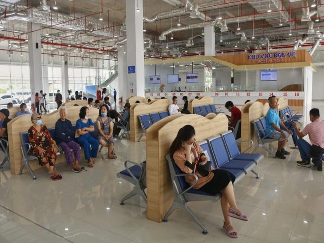 Đang làm lễ khai trương bến xe Miền Đông mới