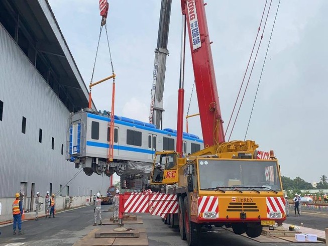 Đang ráp đoàn tàu metro 1 lên depot Long Bình