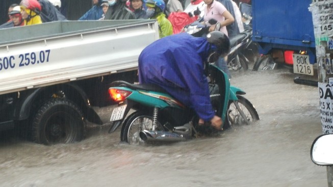 Biên Hòa: Hàng ngàn người bì bõm lội nước tìm đường về nhà