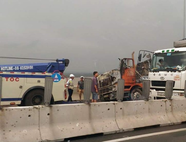 Cháy xe container trên cao tốc TP.HCM - Long Thành