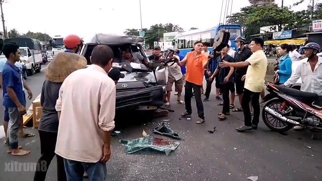 Dùng xe cẩu cứu tài xế khỏi ô tô bị biến dạng
