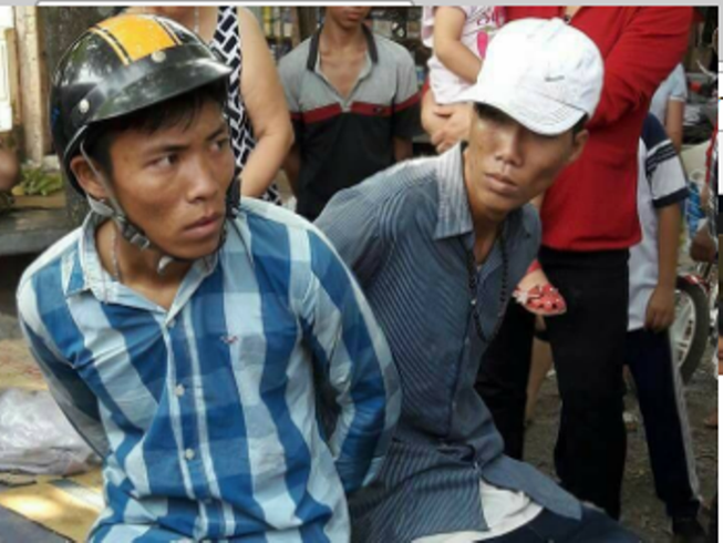 Tên cướp nhảy xuống ao vẫn bị người dân lôi lên