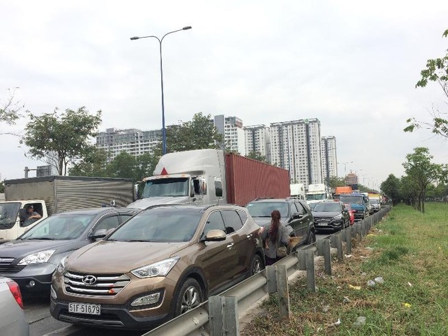 Kẹt xe 4 giờ ở đường dẫn vào cao tốc Long Thành