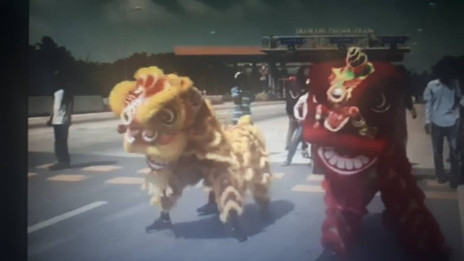 Tài xế thuê đoàn lân múa trước trạm BOT Sóc Trăng