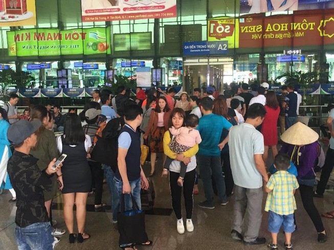 Đi máy bay phải móc thêm tiền