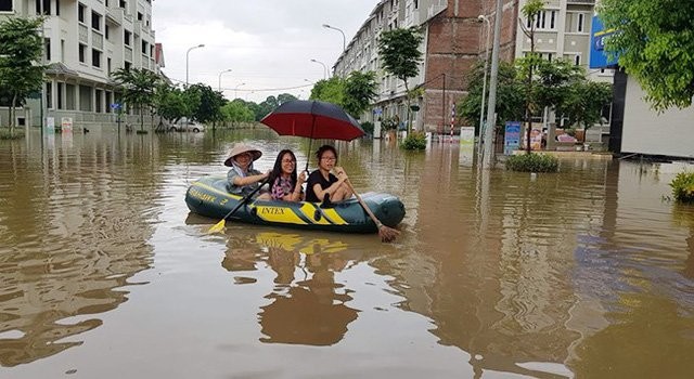 Không tin nổi: Muốn vào ‘làng’ biệt thự phải... chèo thuyền