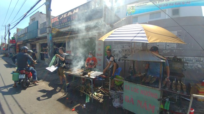 ‘Con đường cá lóc nướng’ hốt bạc ngày vía Thần Tài
