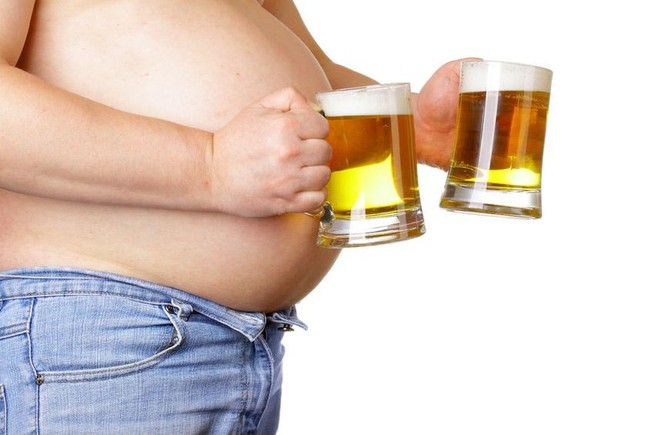 Uống nhiều bia có gây ra bụng bự?